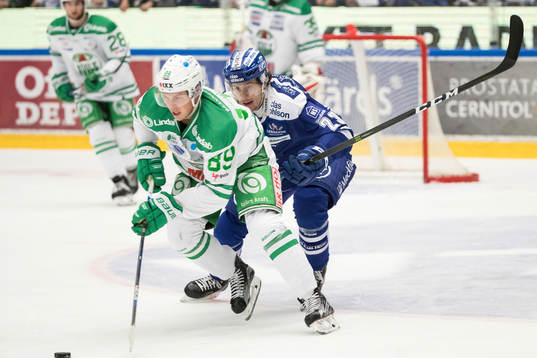 Leksands Sondre Olden jagar Rögles David Åslin  i