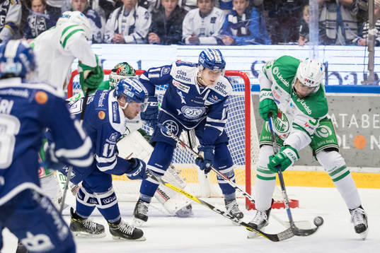 Rögles Almen Bibic rensar bort pucken framför Rögles