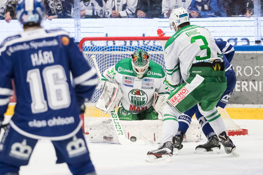 Rögles målvakt Oscar Dansk räddar skott i