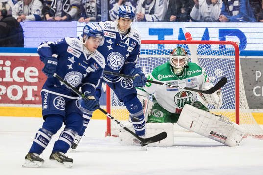 Leksands Jon Knuts framför Rögles målvakt Oscar Dansk  i