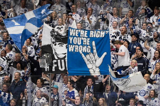 Leksands supportrarna jublar i ishockeymatchen i SHL mellan