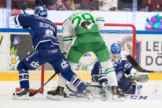 Leksands målvakt Atte Engren räddar chans från Rögles