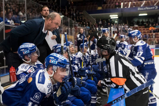 Leksands tränare Per-Erik Johnsson i samtal med domare