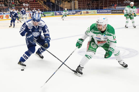 Leksands Martin Grönberg i kamp om pucken med Rögles Jack