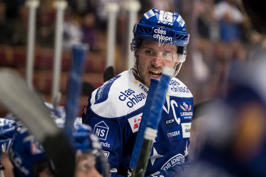Leksands Jesper Ollas  i ishockeymatchen i SHL mellan
