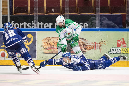 Leksands Markus Lauridsen i kamp om pucken med Rögles