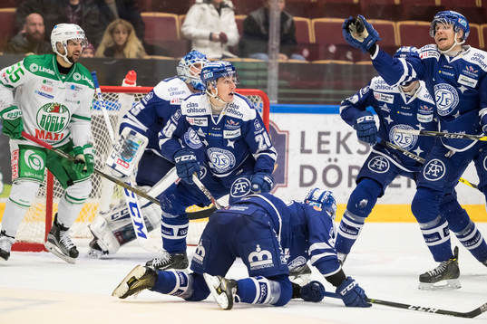 Leksands Lukas Ericsson rensar undan pucken med handen