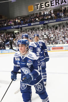 Leksands Oskar Lang jublar  i ishockeymatchen i SHL mellan