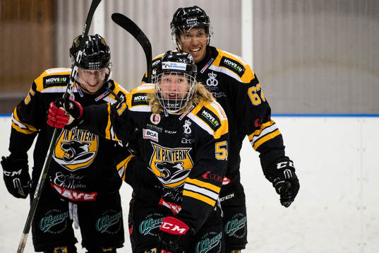 Panterns Marcus Sylvegård jublar med Alex Wemmenborn och