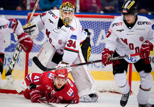 Modos målvakt Erik Hanses och Timrås Ludvig Nilsson