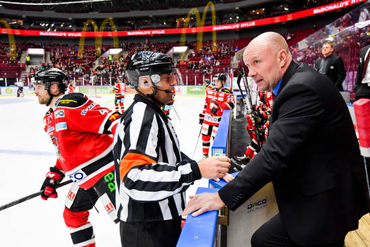 Domaren informerar Malmö Redhawks assisterande tränare