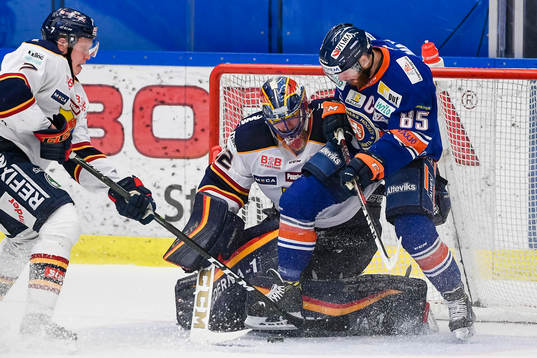 Växjös Liam Reddox i kamp mot Djurgårdens målvakt