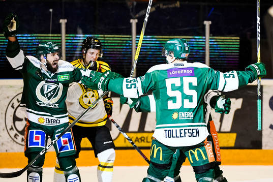 Färjestads Milan Gulas och Ole-Kristian Tollefsen jublar