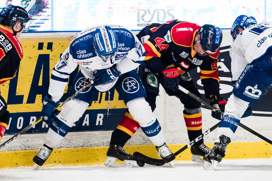 Leksands Jesper Ollas i kamp om pucken med Djurgårdens