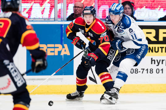 Djurgårdens Marcus Davidsson i kamp om pucken med Leksands