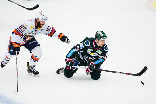 Växjös Liam Reddox och Frölundas Mats Rosseli Olsen i