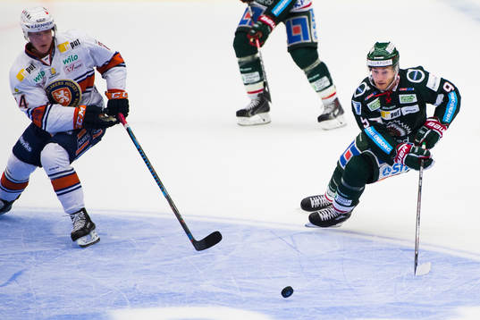 Frölundas Casey Wellman i kamp om pucken med Växjös