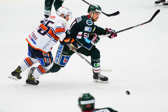 Växjös Liam Reddox i kamp om pucken med Frölundas Mats