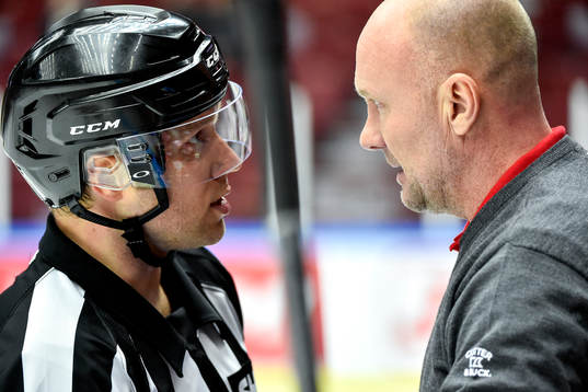 Domare Aleksi Rantala pratar med Malmö Redhawks tränare