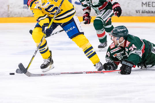 Tingsryds Adam Schmidt slänger sig