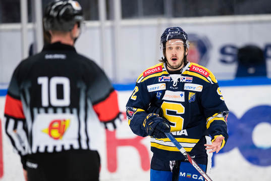 Södertäljes Jonas Westerling diskuterar med Domare Johan