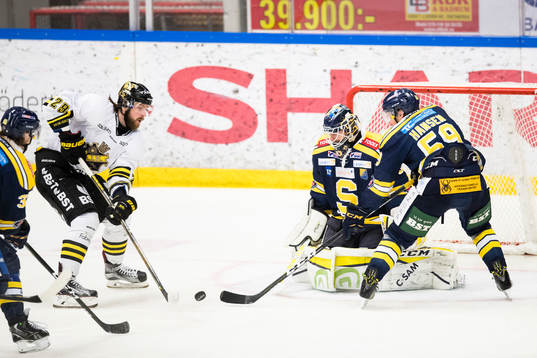s Robin Dahlström oroar framför Södertäljes målvakt