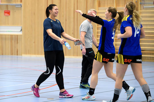 Sävehofs f.d. målvakt Filippa Idéhn hälsar på sina