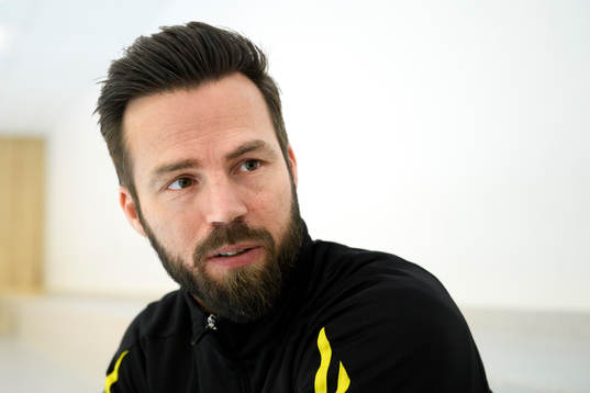 Sävehofs tränare Henrik Signell blir intervjuad innan en
