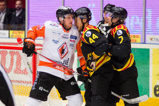 Karlskronas David Printz i kamp mot Brynäs Jacob Blomqvist