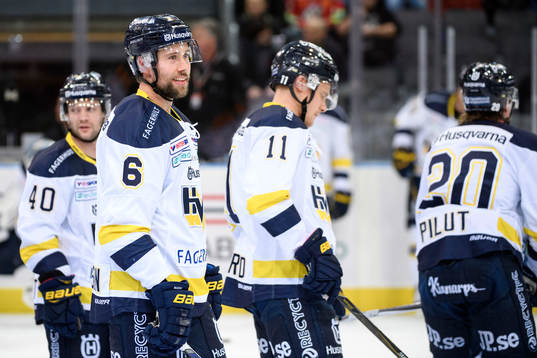 s Christoffer Persson värmer upp innan ishockeymatchen i