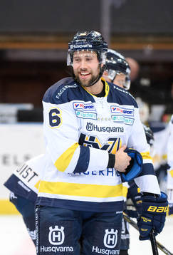 s Christoffer Persson värmer upp innan ishockeymatchen i