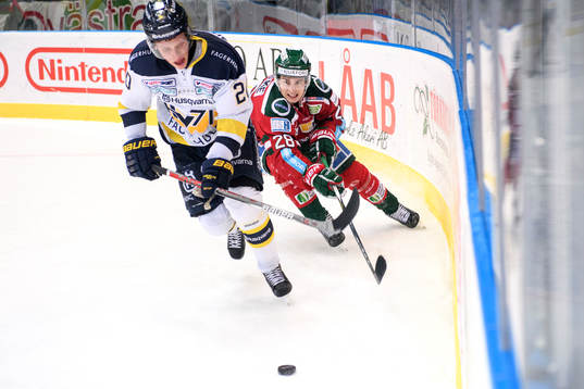 s Lawrence Pilut jagas av Frölundas Johan Sundström