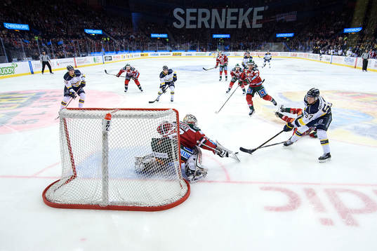 s Christoffer Törngren oroar framför Frölundas målvakt