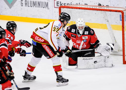 Piteås målvakt Joel Vännström räddar ett friläge