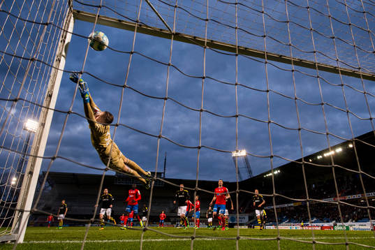 s målvakt Patrik Carlgren under fotbollsmatchen i Allsvenskan mellan Helsingborg och AIK den 28 april 2016 i Helsingborg.