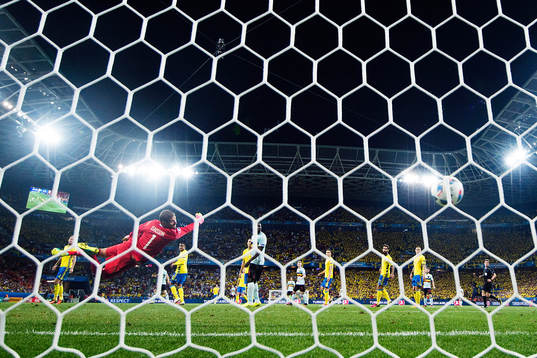 Bilden är utvald till en av Bildbyråns 150 bästa bilder från 2016. Originalbild publicerad 160622 Belgiens Radja Nainggolan (ej i bild) gör 0-1 bakom Sveriges målvakt Andreas Isaksson i fotbollsmatchen mellan Sverige och Belgien