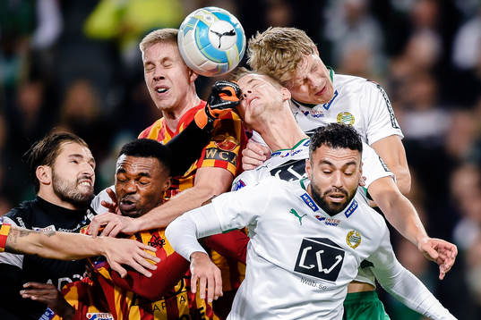 Bilden är utvald till en av Bildbyråns 150 bästa bilder från 2016. Originalbild publicerad 160221 Syrianskas målvakt Dejan Garaca , Success Chimakpa Nwousu och Mattias Liljestrand i en nickduell med Hammarbys Erik Israelsson, Imad Khalili och Lars Saetra
