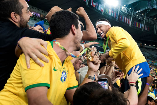 Bilden är utvald till en av Bildbyråns 150 bästa bilder från 2016. Originalbild publicerad 160820 Brasiliens Neymar jublar med publiken efter fotbollsfinalen mellan Brasilien och Tyskland den 20 augusti 2016