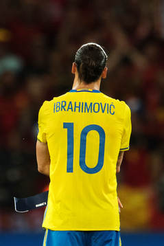 Bilden är utvald till en av Bildbyråns 150 bästa bilder från 2016. Originalbild publicerad 160622 Sveriges Zlatan Ibrahimovic rycker av sig kaptensbindeln efter fotbollsmatchen mellan Sverige och Belgien