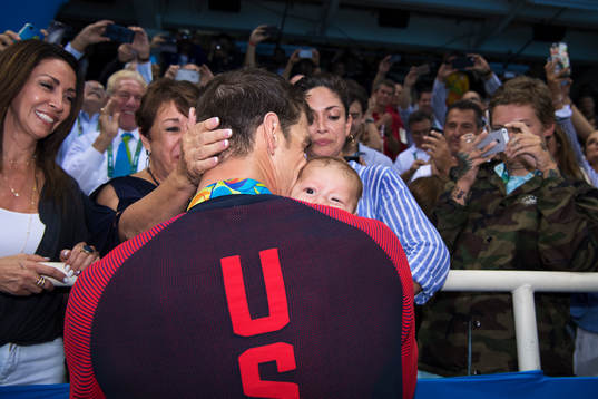 s Michael Phelps firar tillsammans med sin mamma Deborah Sue, sin flickvän Nicole Johnson och sin son Boomer efter att ha vunnit guld i finalen på 200 meter fjärilsim den 9 augusti 2016 under OS i Rio de Janeiro.