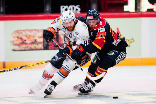 Växjös Liam Reddox i kamp om pucken med Djurgårdens Matt