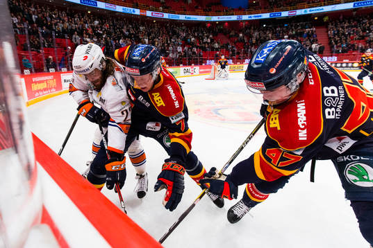 Växjös Ville Leino i kamp om pucken med Djurgårdens Emil