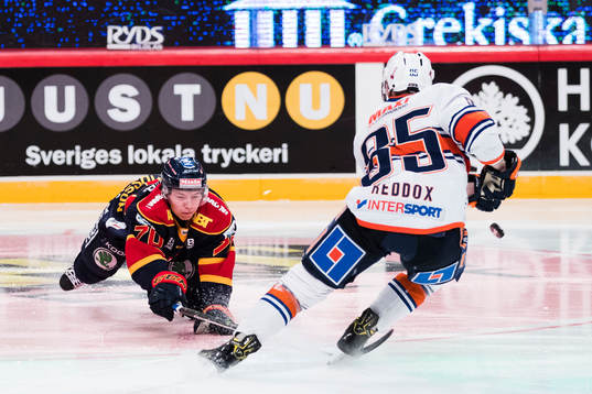 Djurgårdens Marcus Davidsson i kamp om pucken med Växjös