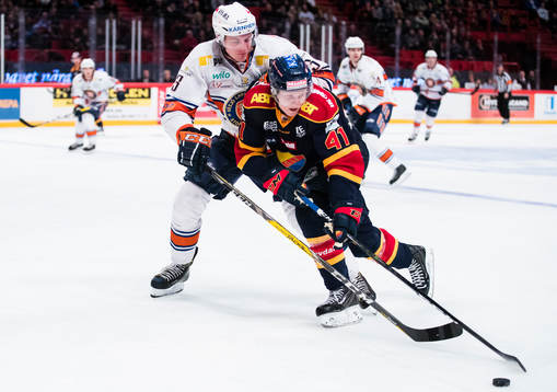 Växjös Oliver Bohm i kamp om pucken med Djurgårdens