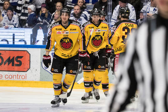 Luleås Anton Hedman och Luleås Johan Harju jublar