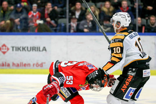 Skellefteås Joakim Lindström slår Örebros Bobbo