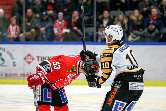 Skellefteås Joakim Lindström slår Örebros Bobbo