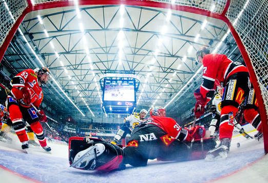 Kamp framför örebros målvakt Julius Hudacek och Bobbo