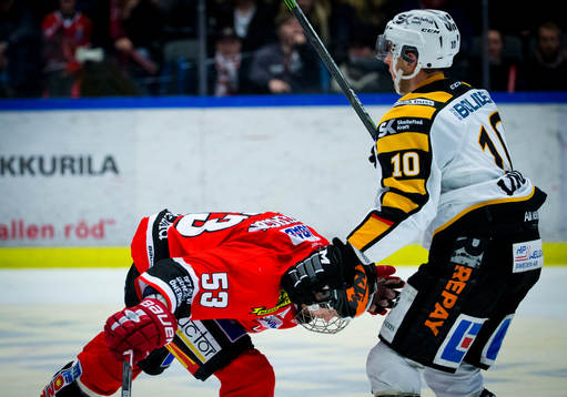 Skellefteås Joakim Lindström räcker Örebros Bobbo