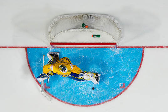 Sveriges målvakt Felix Sandström räddar ett skott